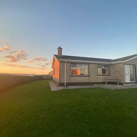 9 Tullan Strand, Feriehus *